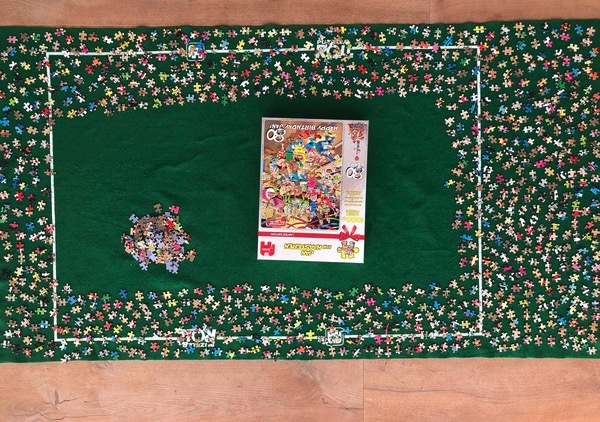 puzzel-1000-stukjes-jan-van-haasteren-fijne-verjaardag-jan-80-jaar-stukjes-uitgelegd-en-doos-erbij