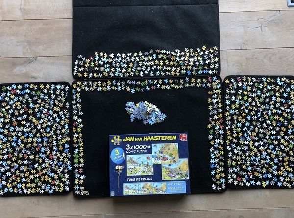 Jan van Haasteren Tour de France Drieluik en Special Puzzel nummer 2 19019 Stukjes uitgelegd met doos op puzzelmat