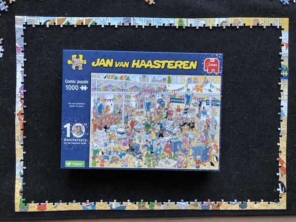 Jan van Haasteren ‘Jan van Haasteren Studio 10 Jaar’ 1000 stukjes rechte randen gelegd